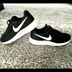 NWOB Nike Tanjun Sneakers